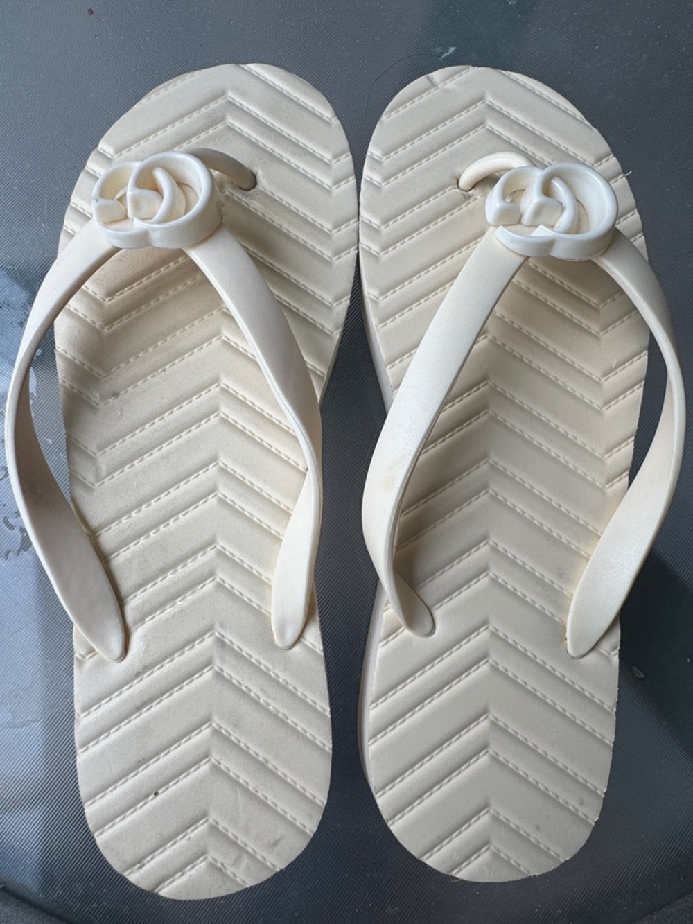 GUCCI Women’s Cream Knot-Detail Flip Flop Sandals
